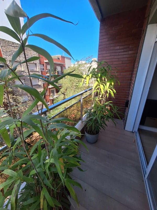 2 AMBIENTES A LA CALLE CON BALCON SALIENTE.